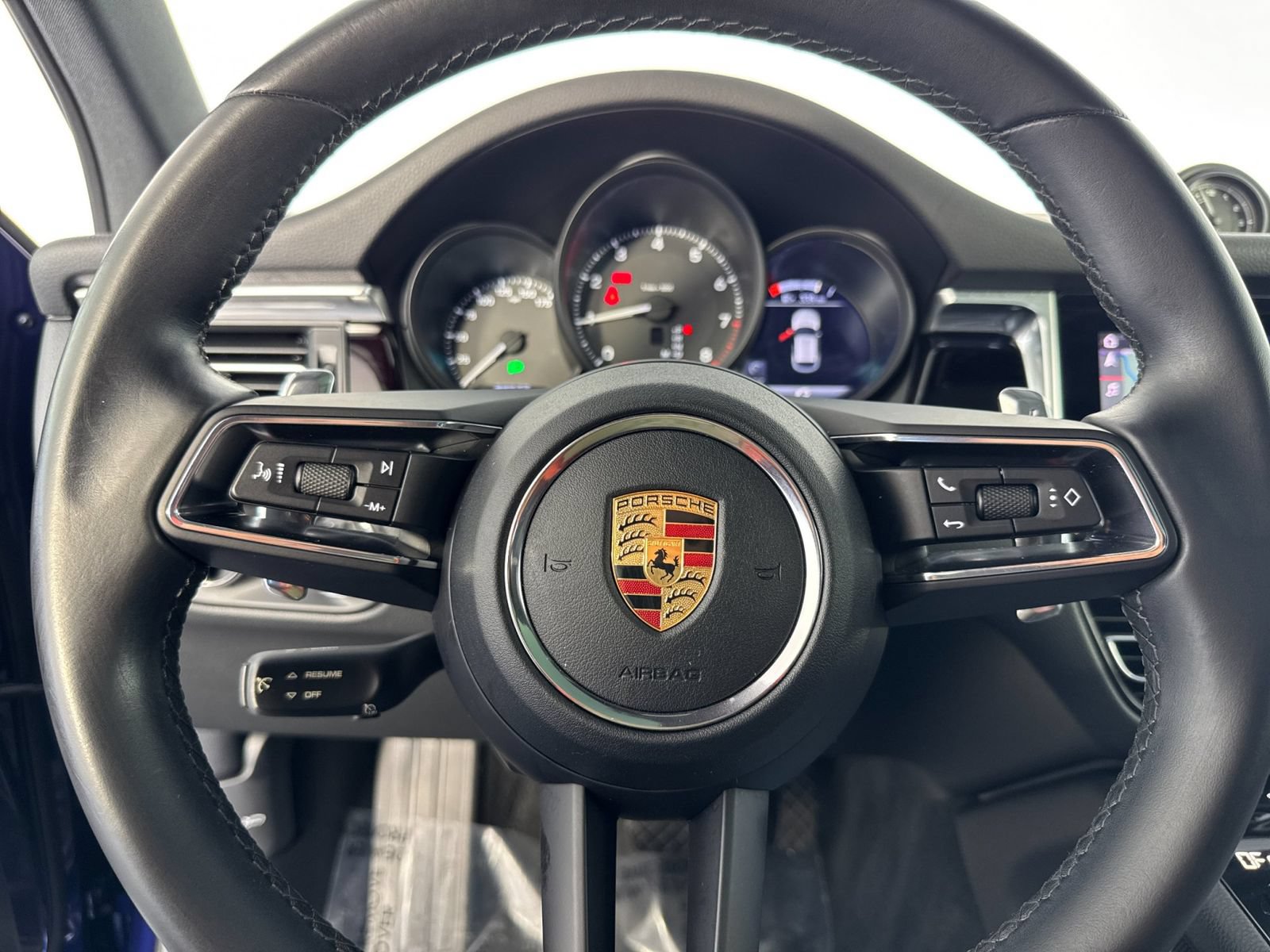 Certified 2022 Porsche Macan AWD/4WD image 27