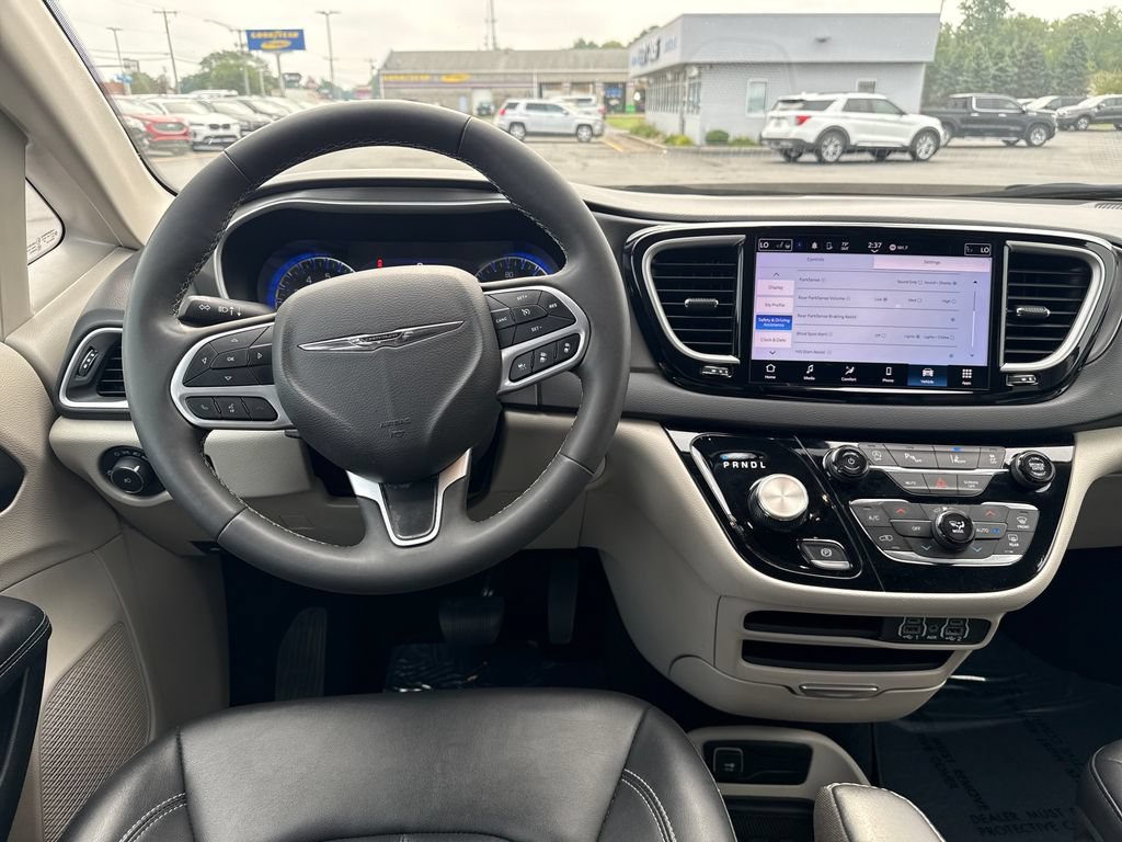Used 2024 Chrysler Pacifica Touring-L FWD image 9