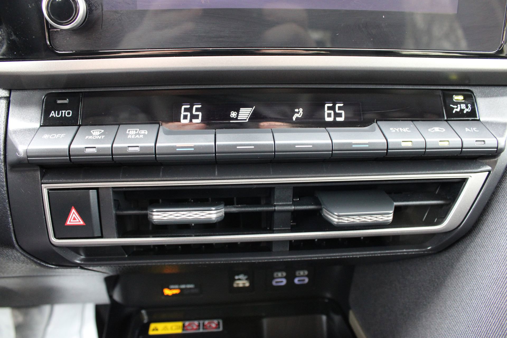 Used 2025 Toyota Camry LE image 34