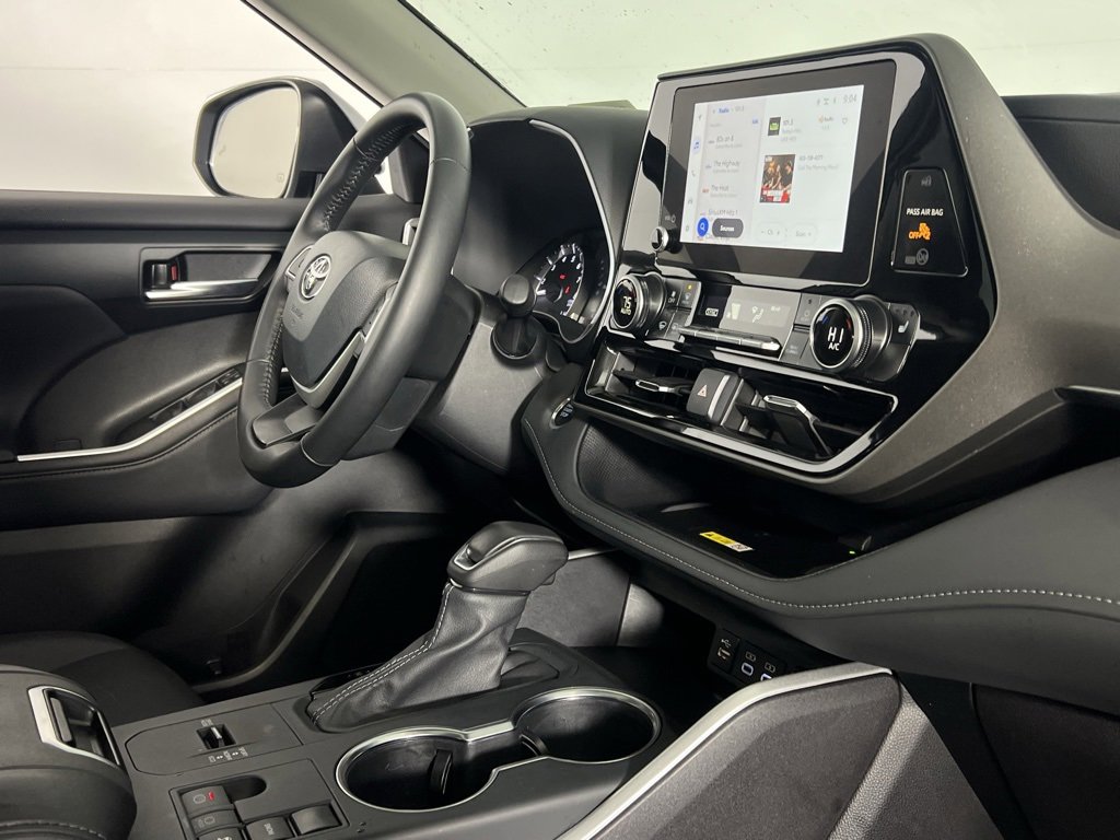 Used 2025 Toyota Highlander XLE image 32