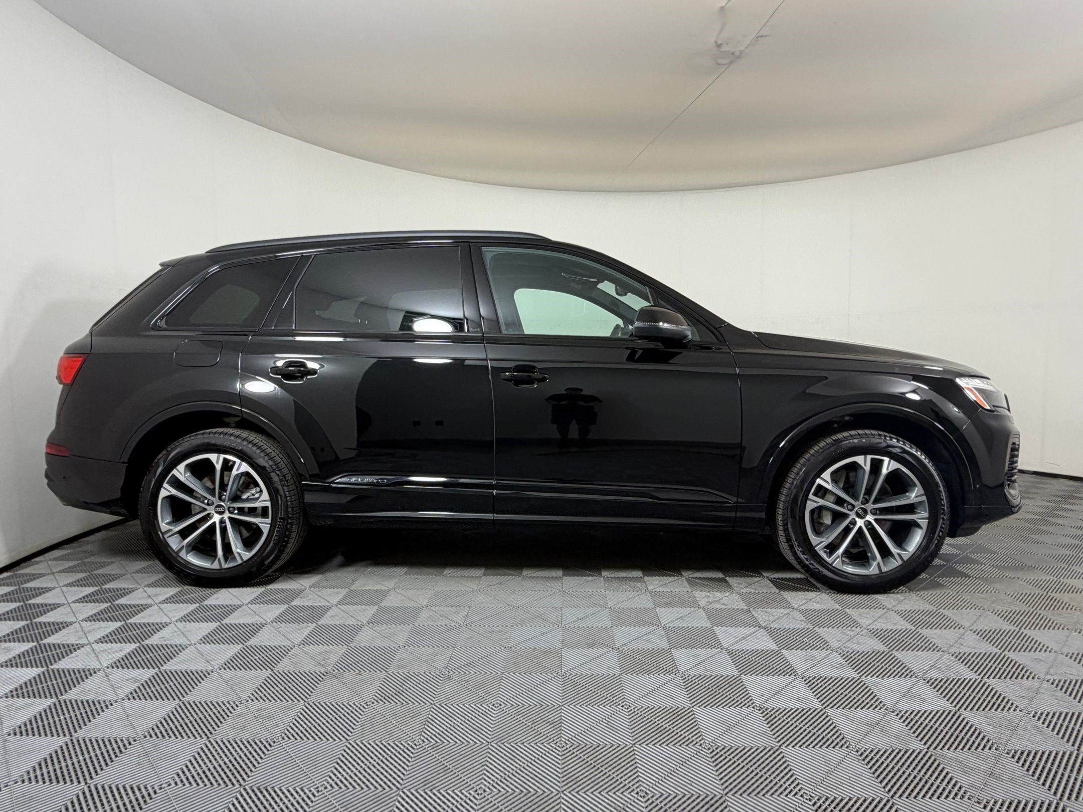 Certified 2026 Audi Q7 2.0T Premium w/ Convenience Plus Package AWD/4WD image 8
