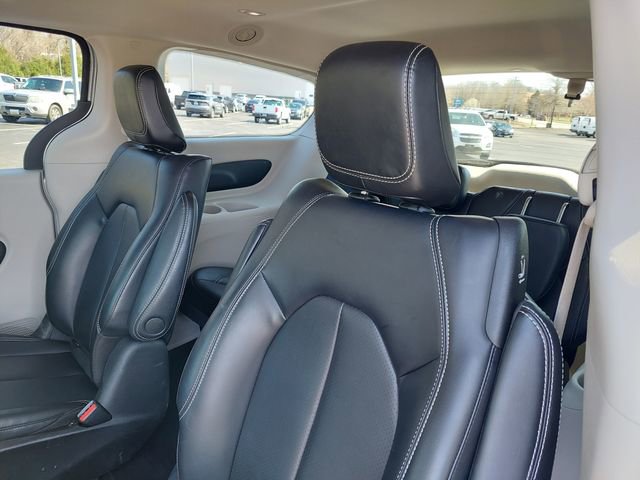 Used 2023 Chrysler Pacifica Touring-L image 30