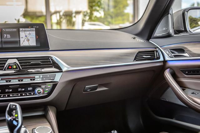 Used 2018 BMW 540i w/ M Sport Package RWD image 36