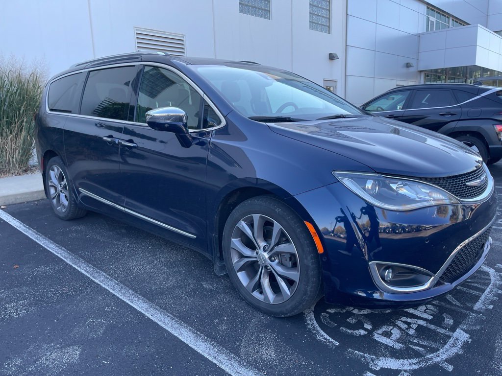 Used 2018 Chrysler Pacifica Limited w/ Tire & Wheel Group FWD image 3