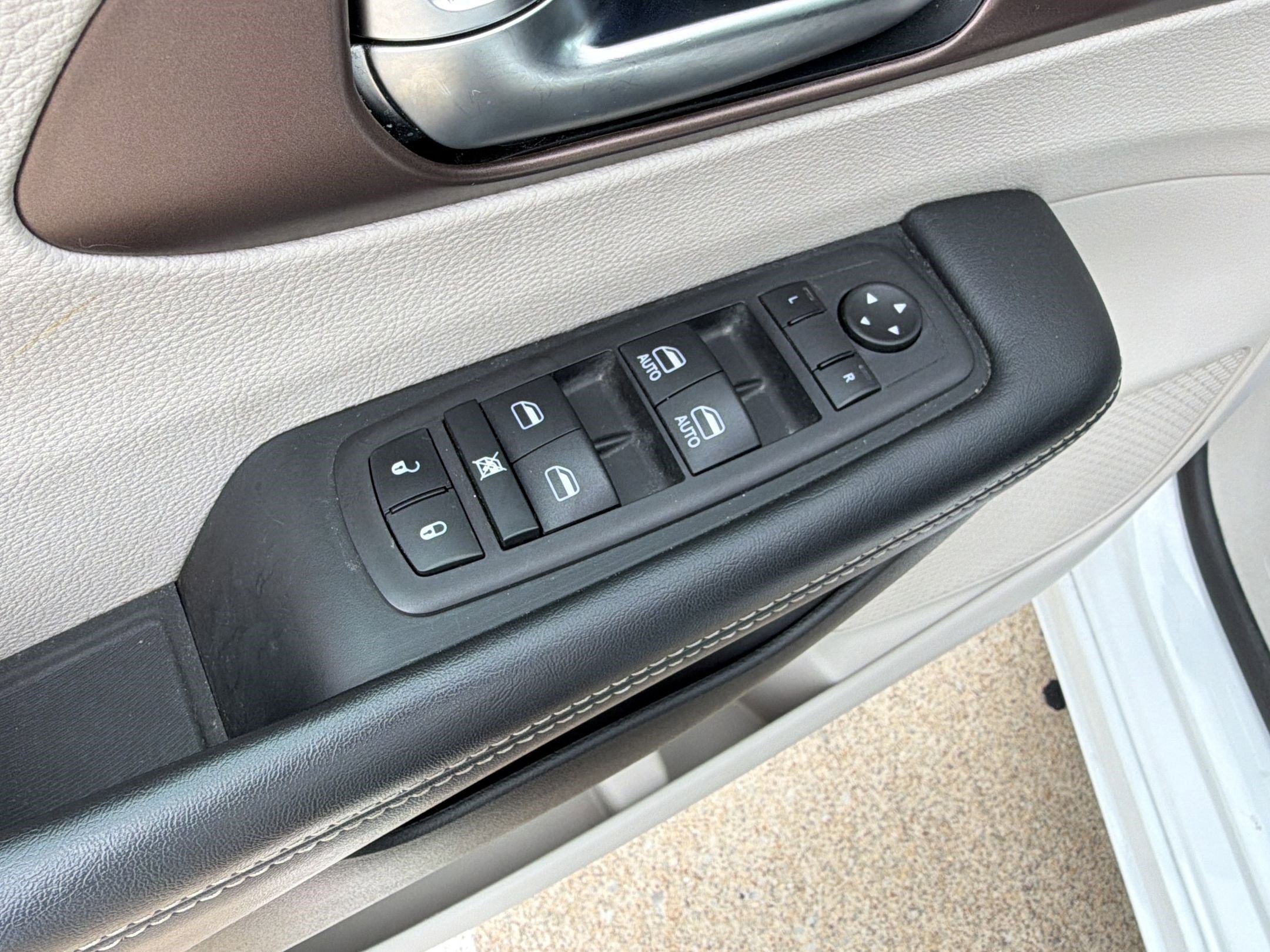 Used 2023 Chrysler Voyager LX image 20