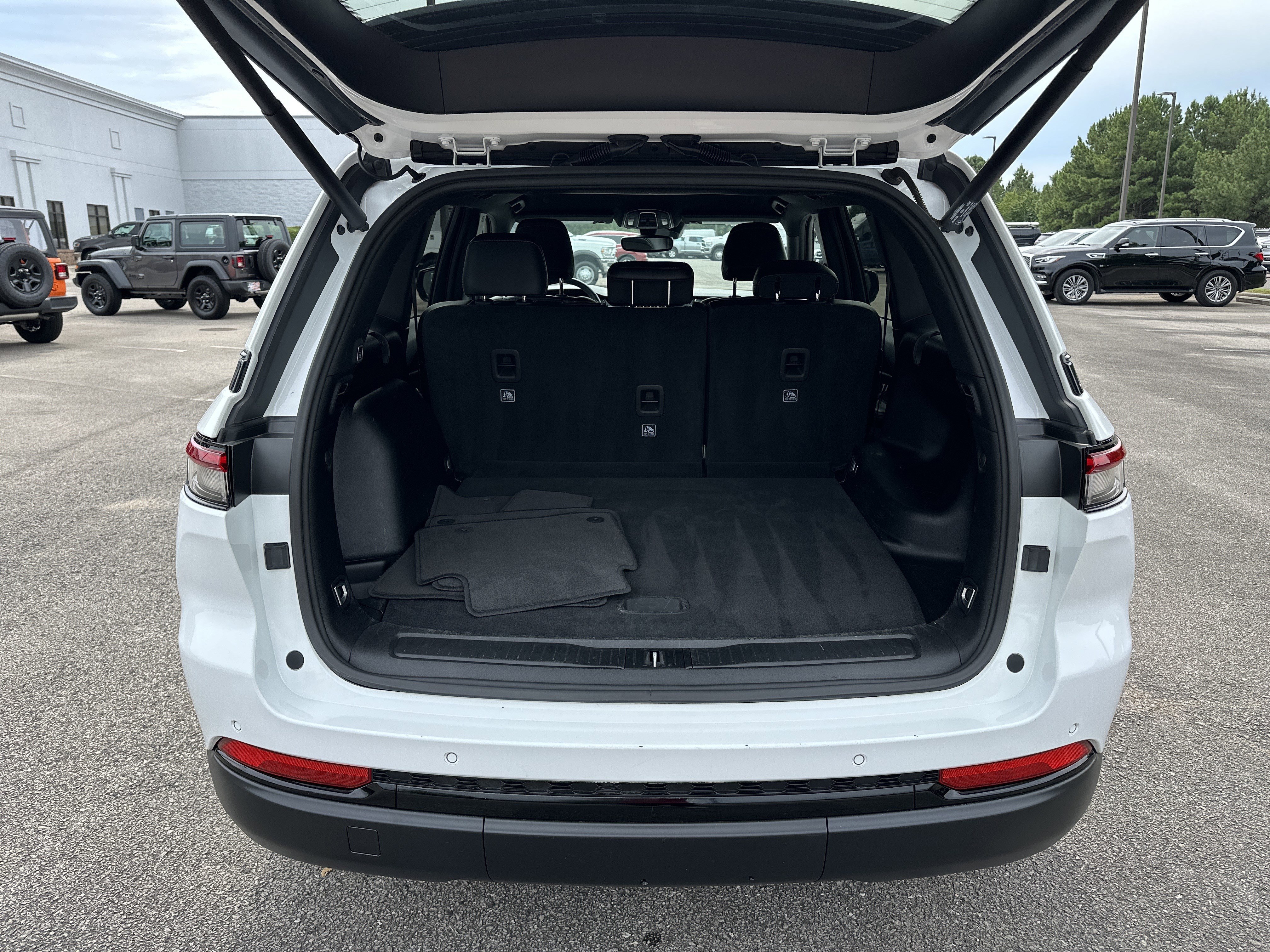 Used 2023 Jeep Grand Cherokee Altitude image 19