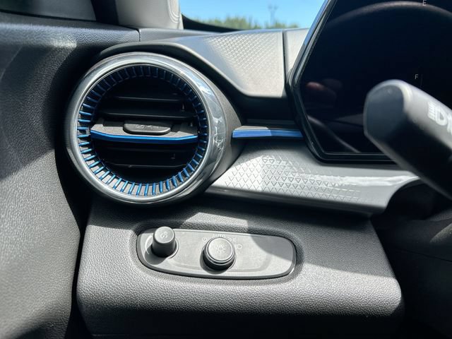Used 2025 Chevrolet Trax LT FWD image 17