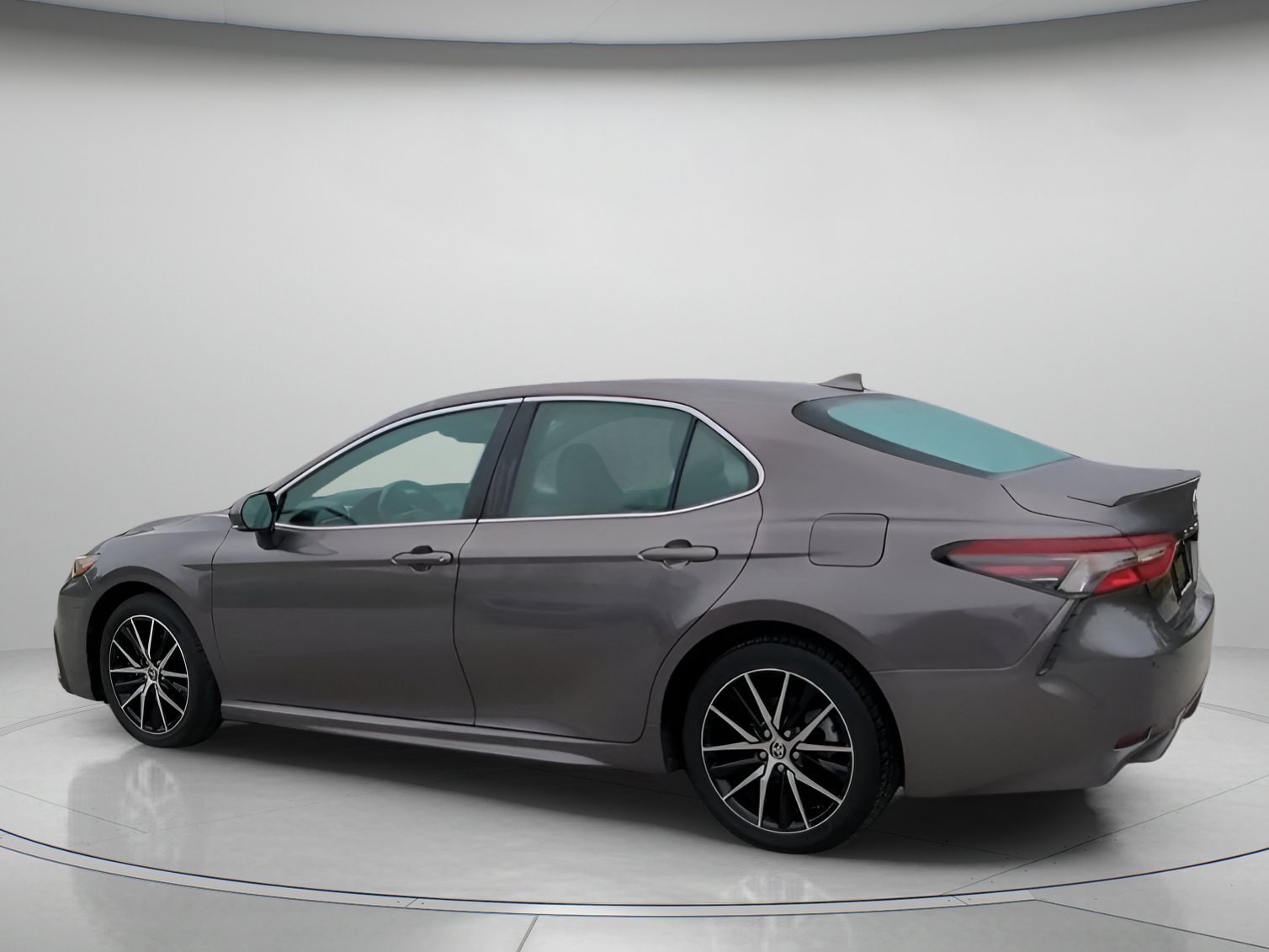 Used 2022 Toyota Camry SE w/ Carpet Mat Package (TMS) image 15