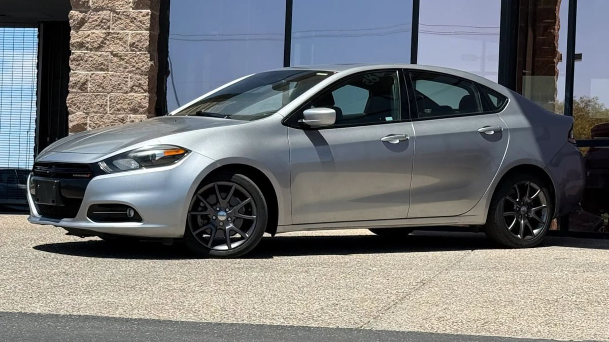 Used 2016 Dodge Dart SXT w/ Sun/Sound Group FWD image 3