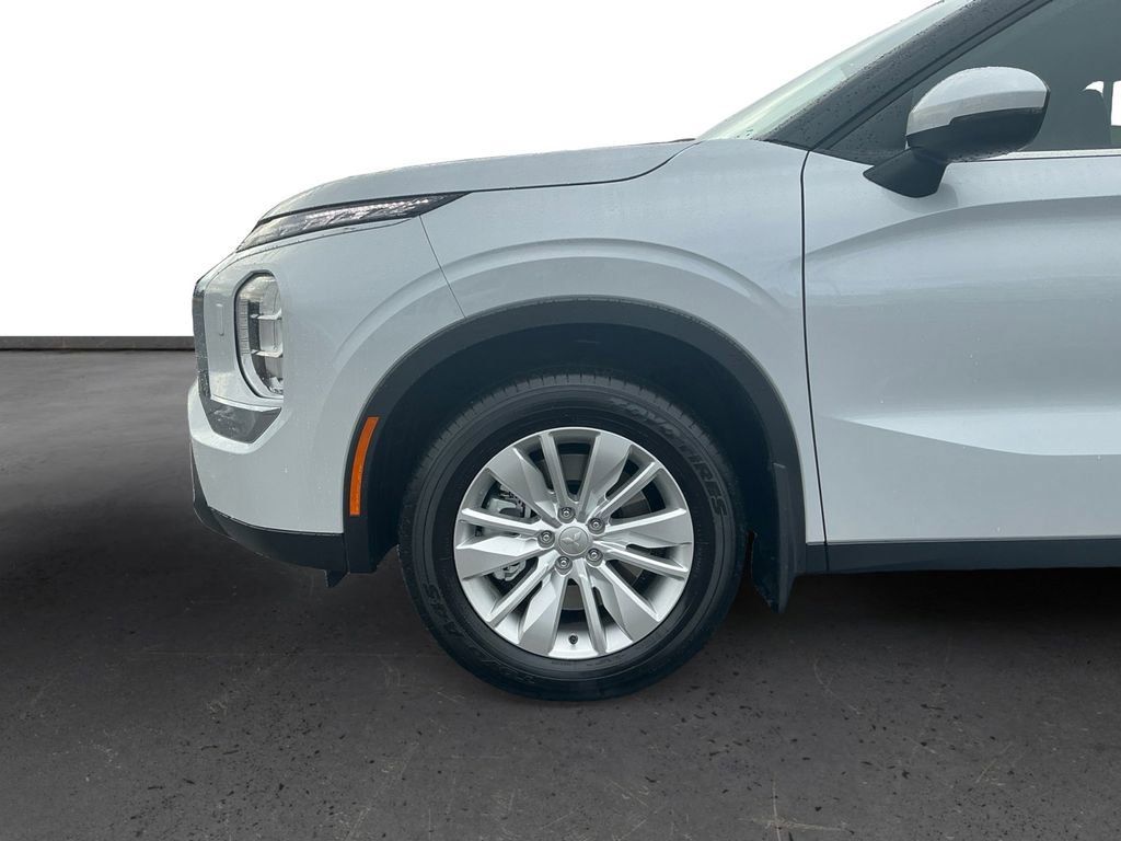 Used 2025 Mitsubishi Outlander ES image 9