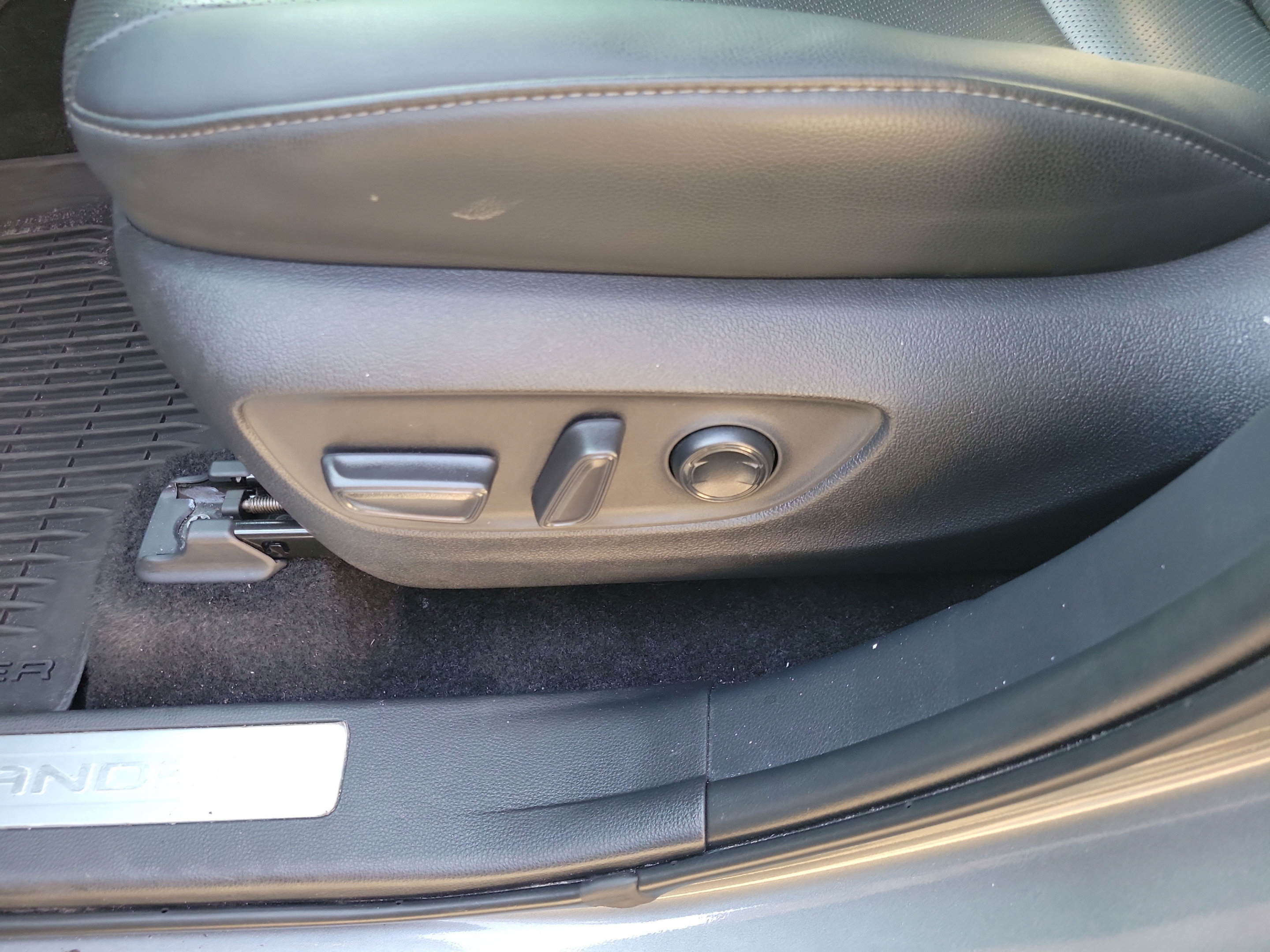 Certified 2025 Toyota Highlander Limited FWD image 11