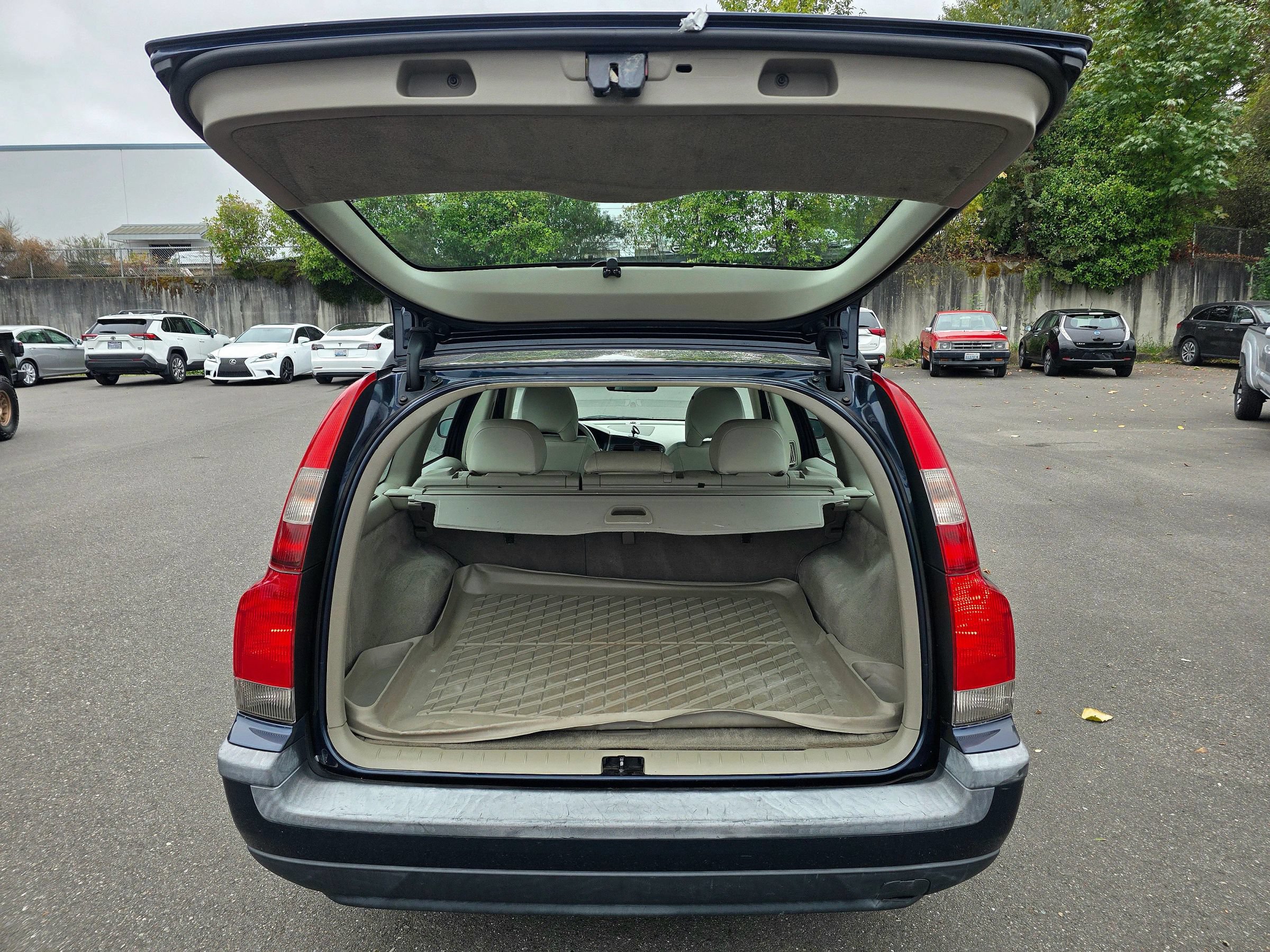 Used 2004 Volvo V70 2.5T FWD image 36