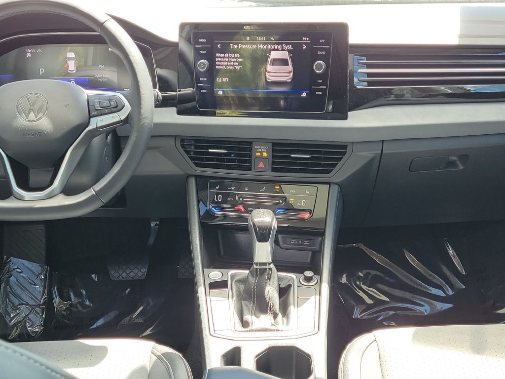 Certified 2025 Volkswagen Jetta SE w/ Sunroof Package FWD image 14