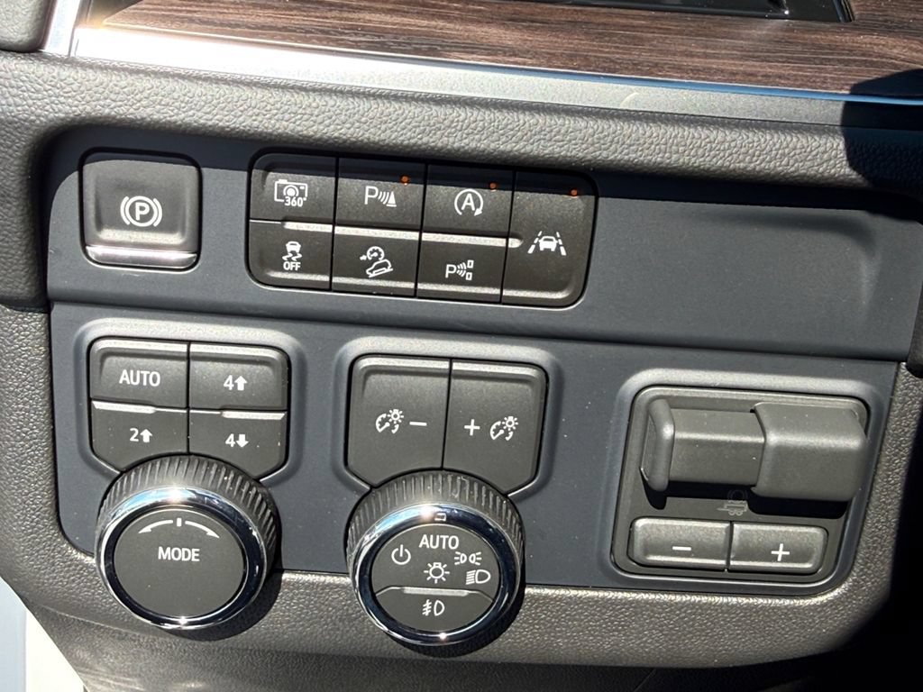 New 2026 Chevrolet Suburban LT w/ Comfort Package AWD/4WD image 22