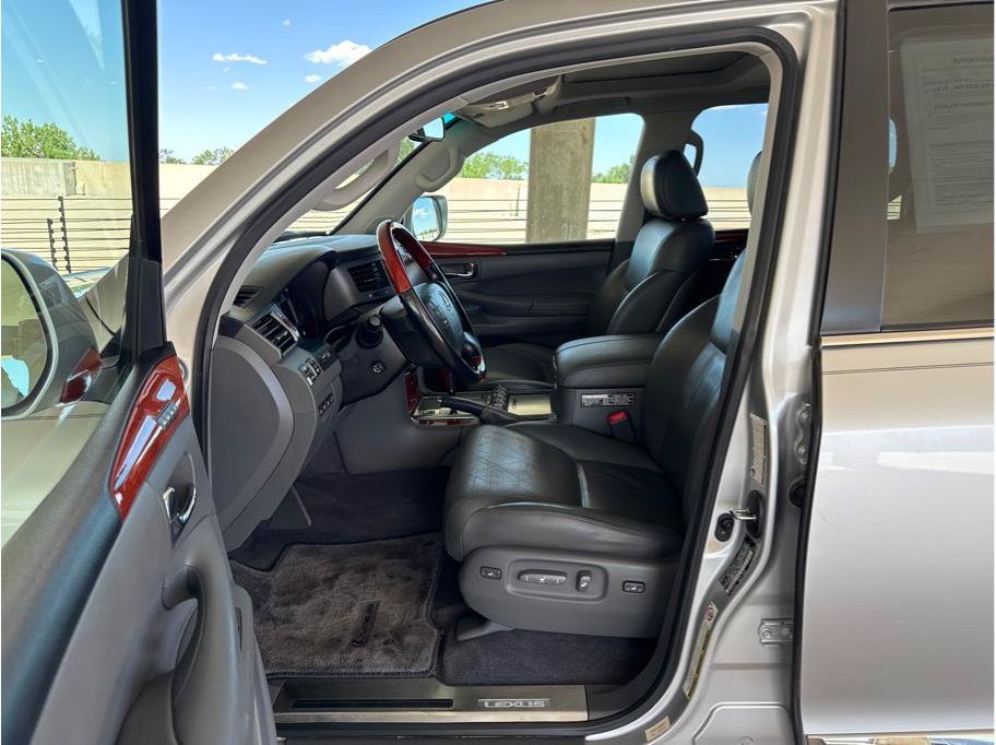 Used 2009 Lexus LX 570 4WD w/ Preferred Accessory Pkg image 10