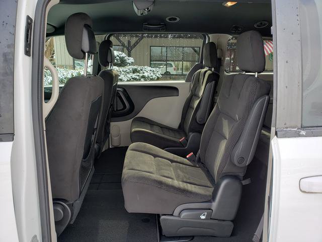 Used 2016 Dodge Grand Caravan SE image 12