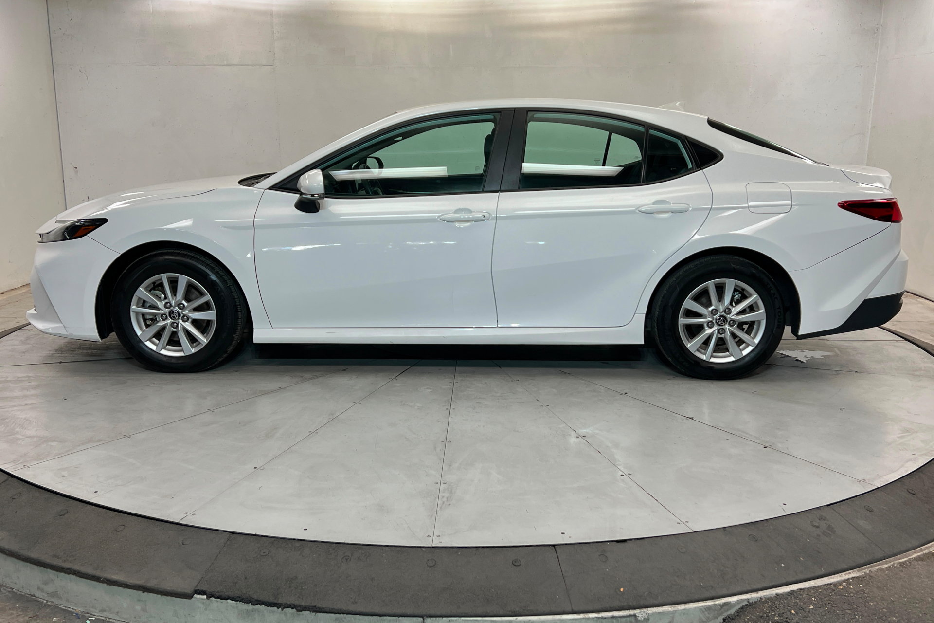 Used 2025 Toyota Camry LE FWD image 2