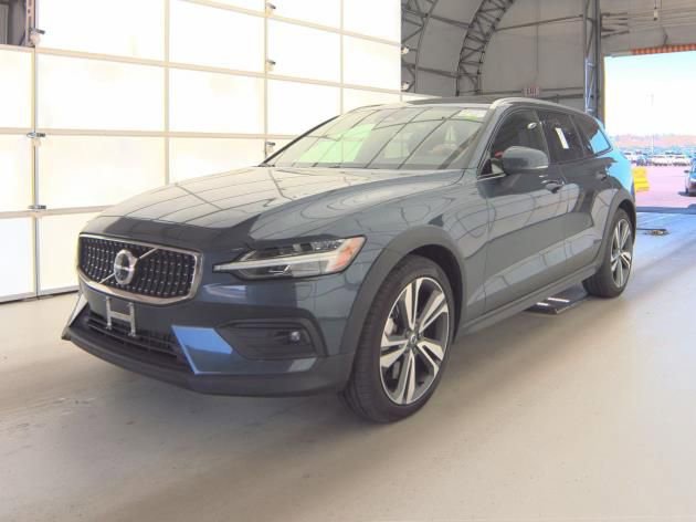 Used 2025 Volvo V60 B5 Cross Country Plus AWD/4WD image 2