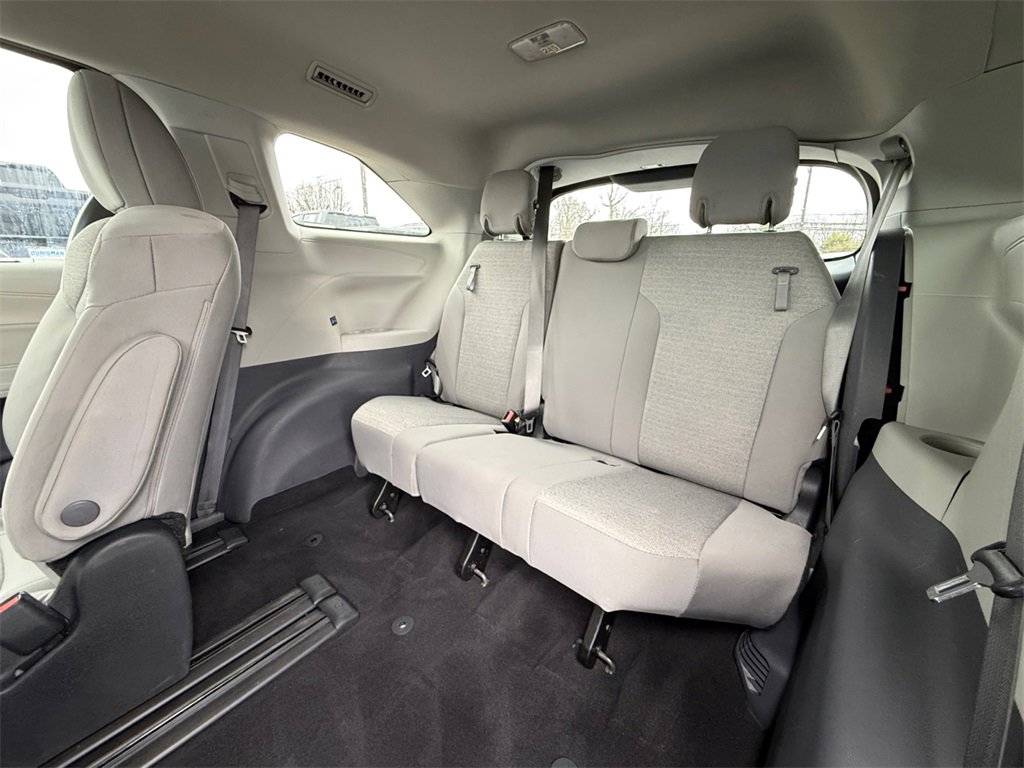 Used 2024 Toyota Sienna LE image 23