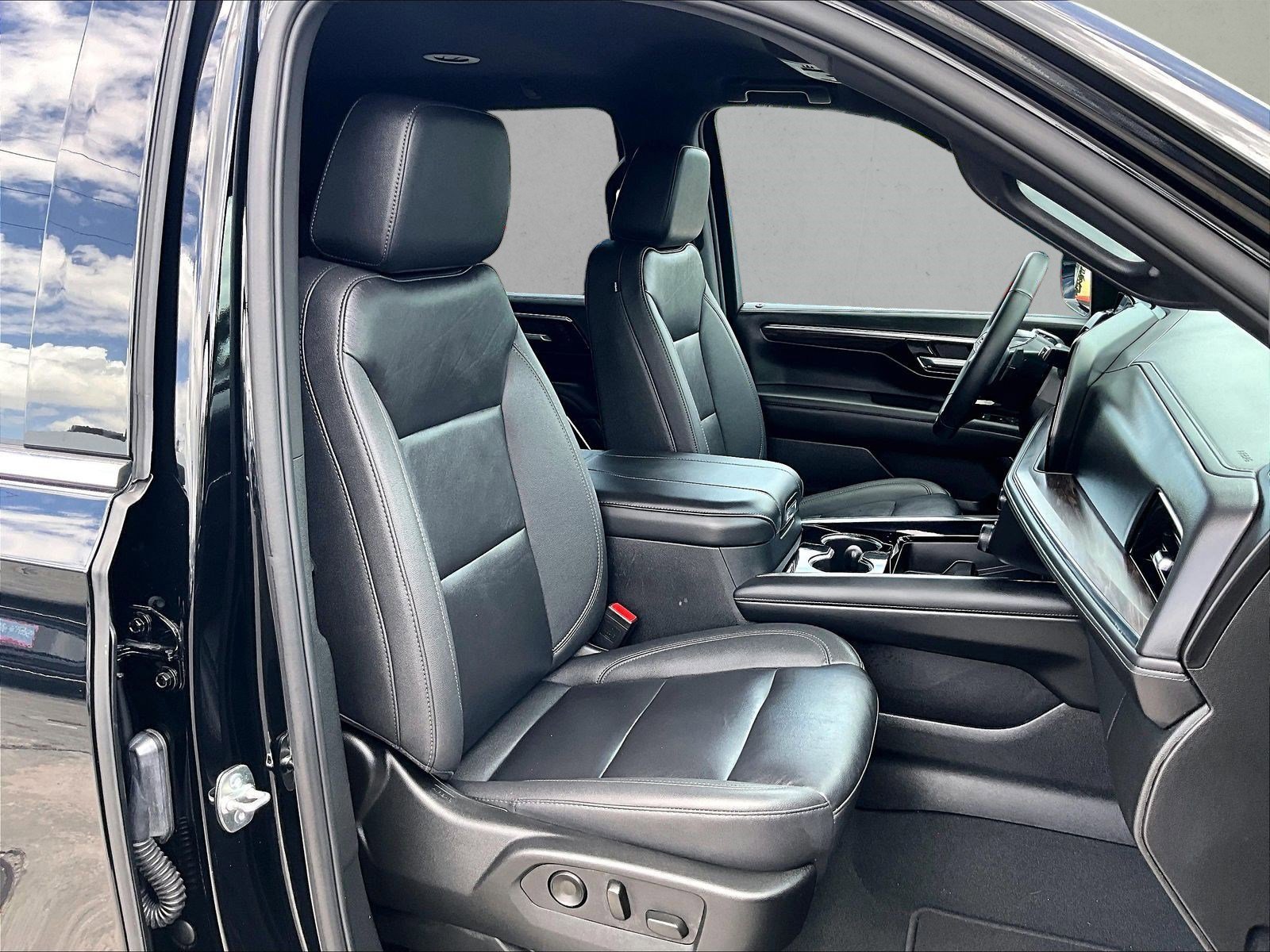 Used 2025 Chevrolet Tahoe LT RWD image 9