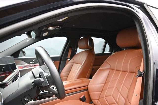 Used 2023 BMW 760i xDrive AWD/4WD image 12