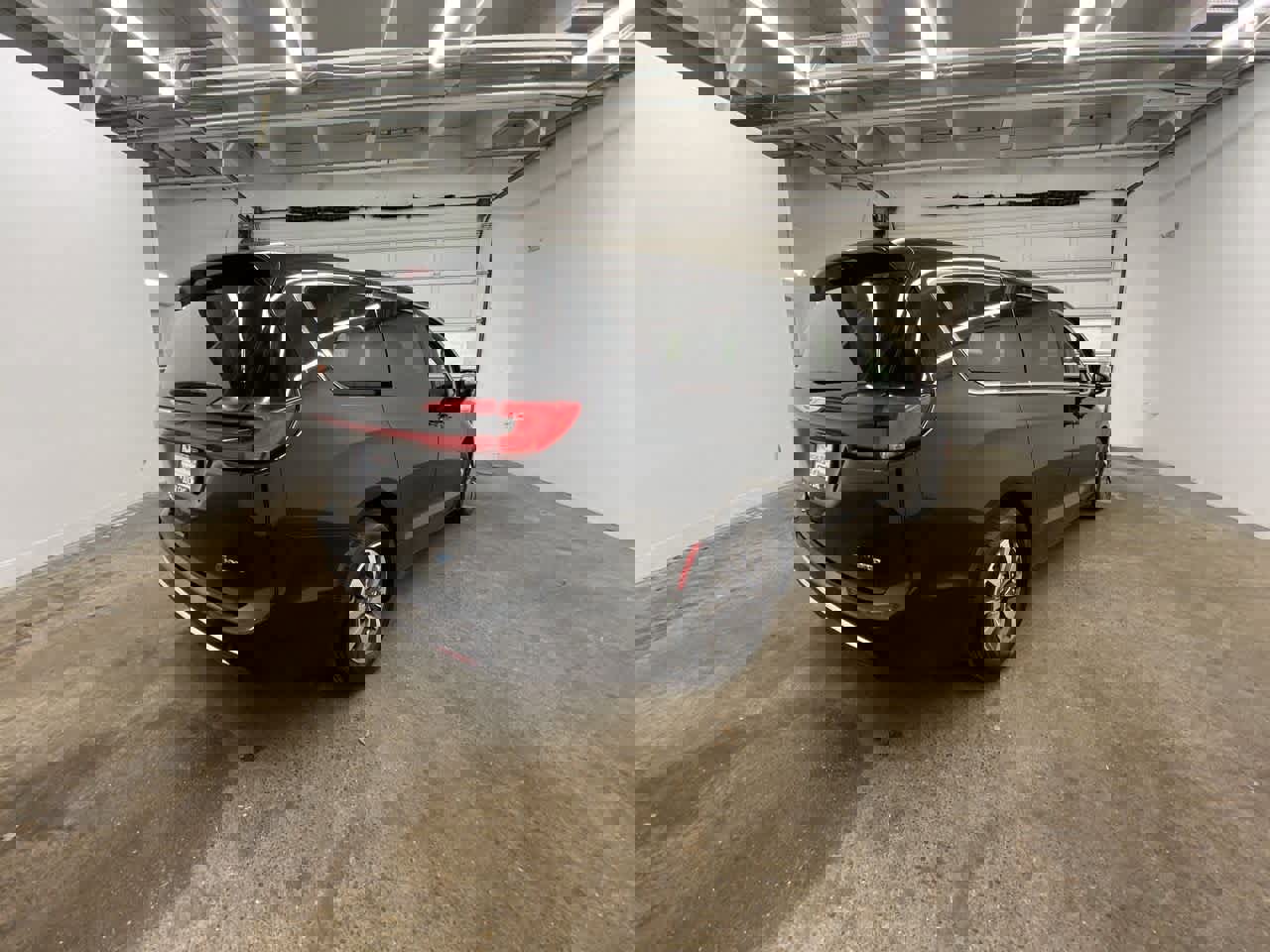 Used 2024 Chrysler Pacifica Select image 6