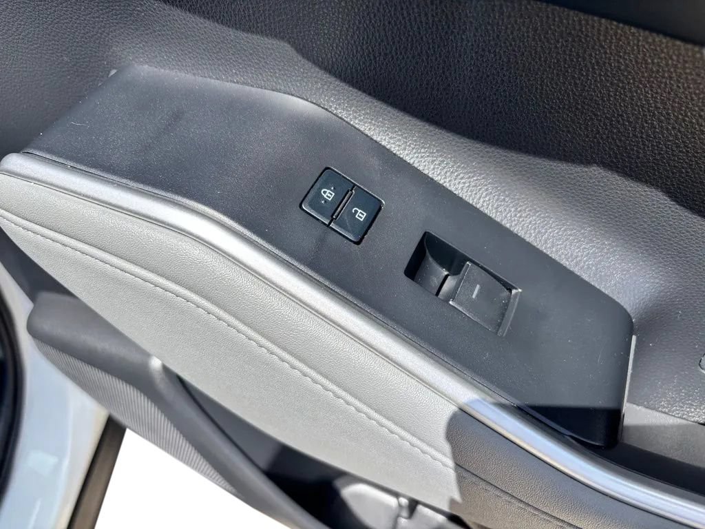 Used 2023 Toyota Highlander XLE FWD image 35