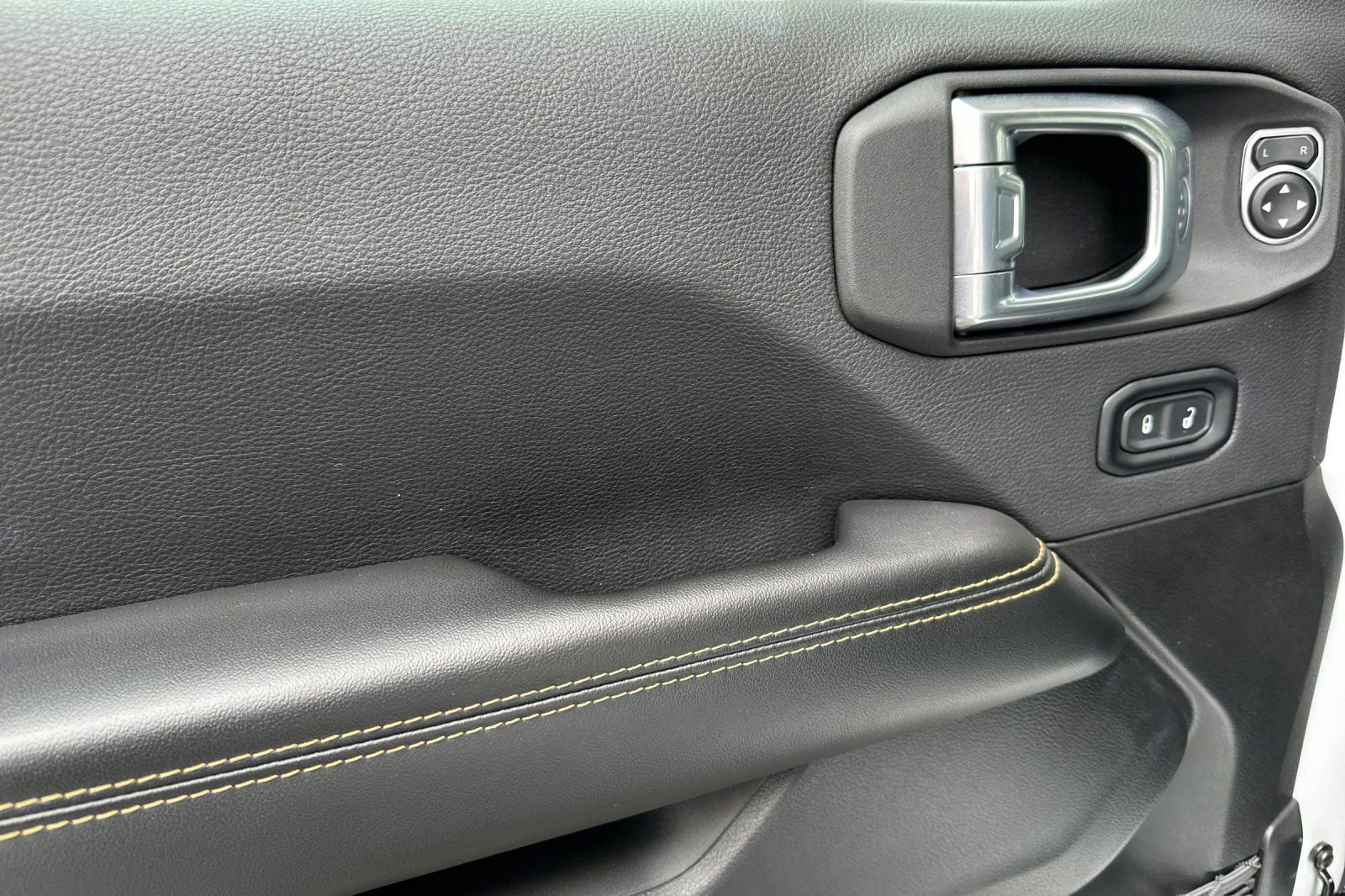 Used 2025 Jeep Wrangler Sahara image 11