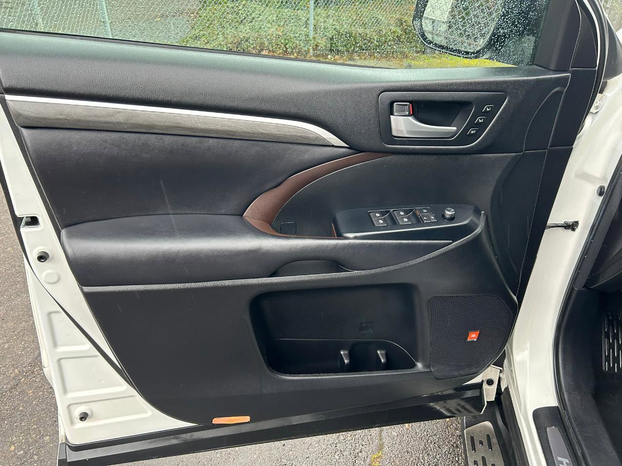 Used 2017 Toyota Highlander Limited w/ Carpet Mat Package image 9