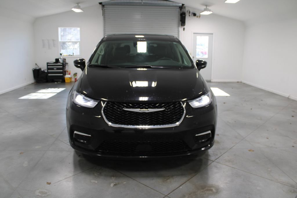 Used 2024 Chrysler Pacifica Touring-L image 3
