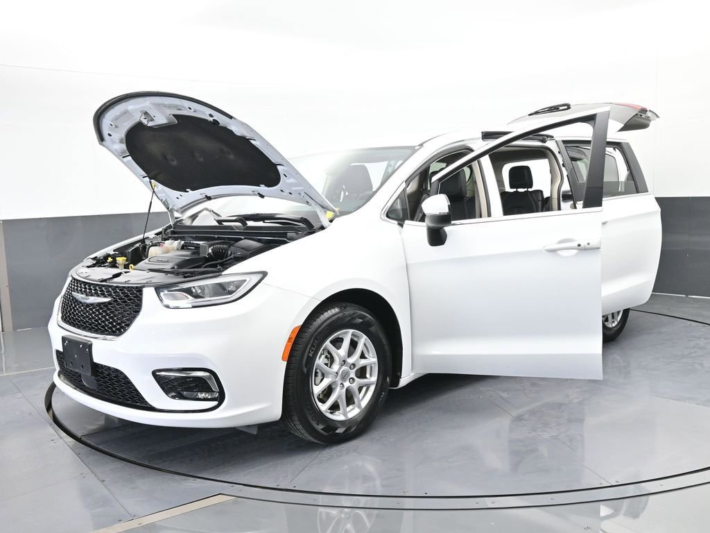 Used 2023 Chrysler Pacifica Touring-L image 73