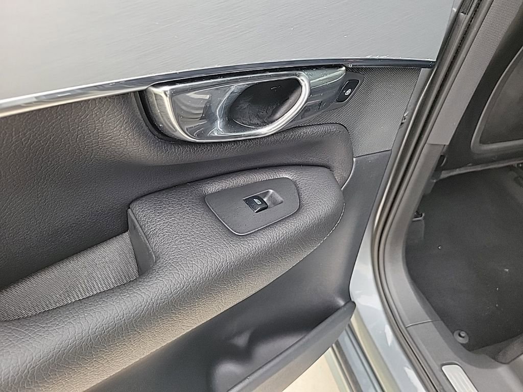 Used 2016 Volvo XC90 T6 Momentum w/ Vision Package image 12