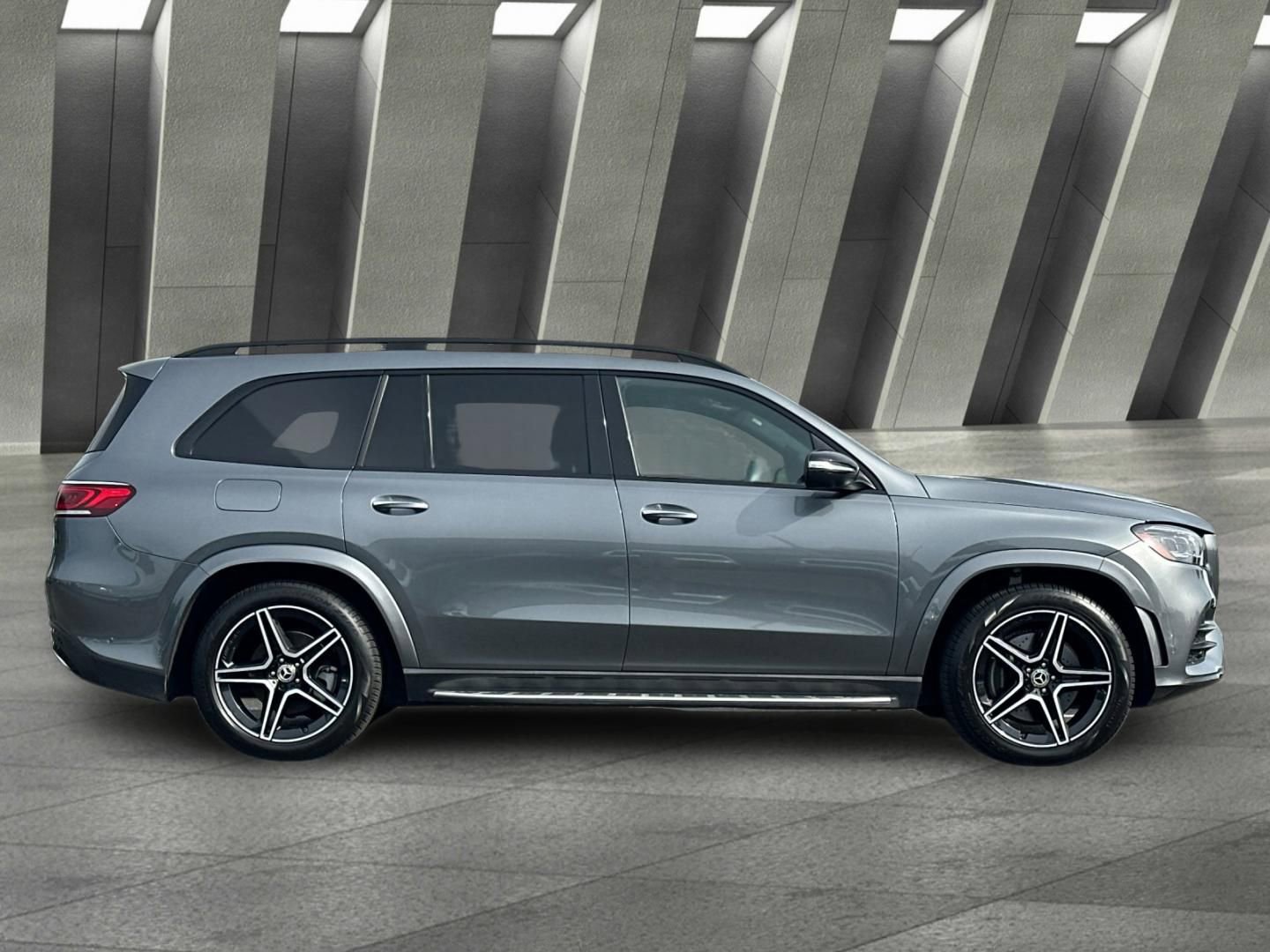 Used 2022 Mercedes-Benz GLS 450 4MATIC w/ AMG Line Exterior image 3