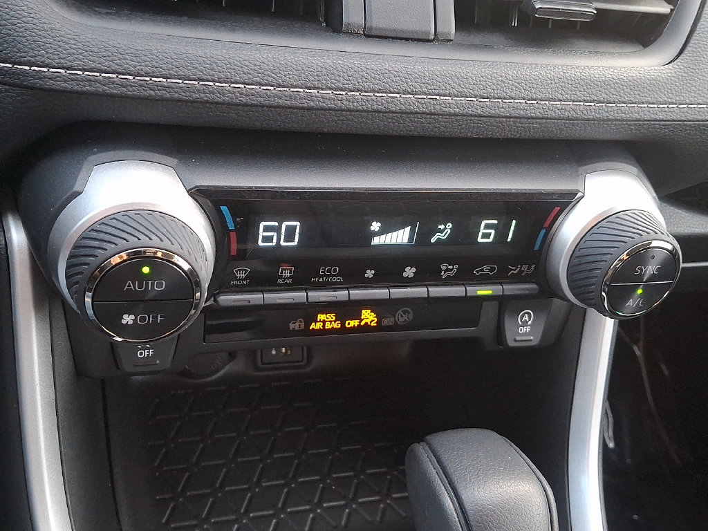 Used 2025 Toyota RAV4 XLE AWD/4WD image 15
