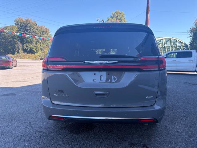 Certified 2025 Chrysler Pacifica Select AWD/4WD image 9