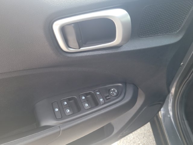Used 2025 Hyundai Venue SEL FWD image 16