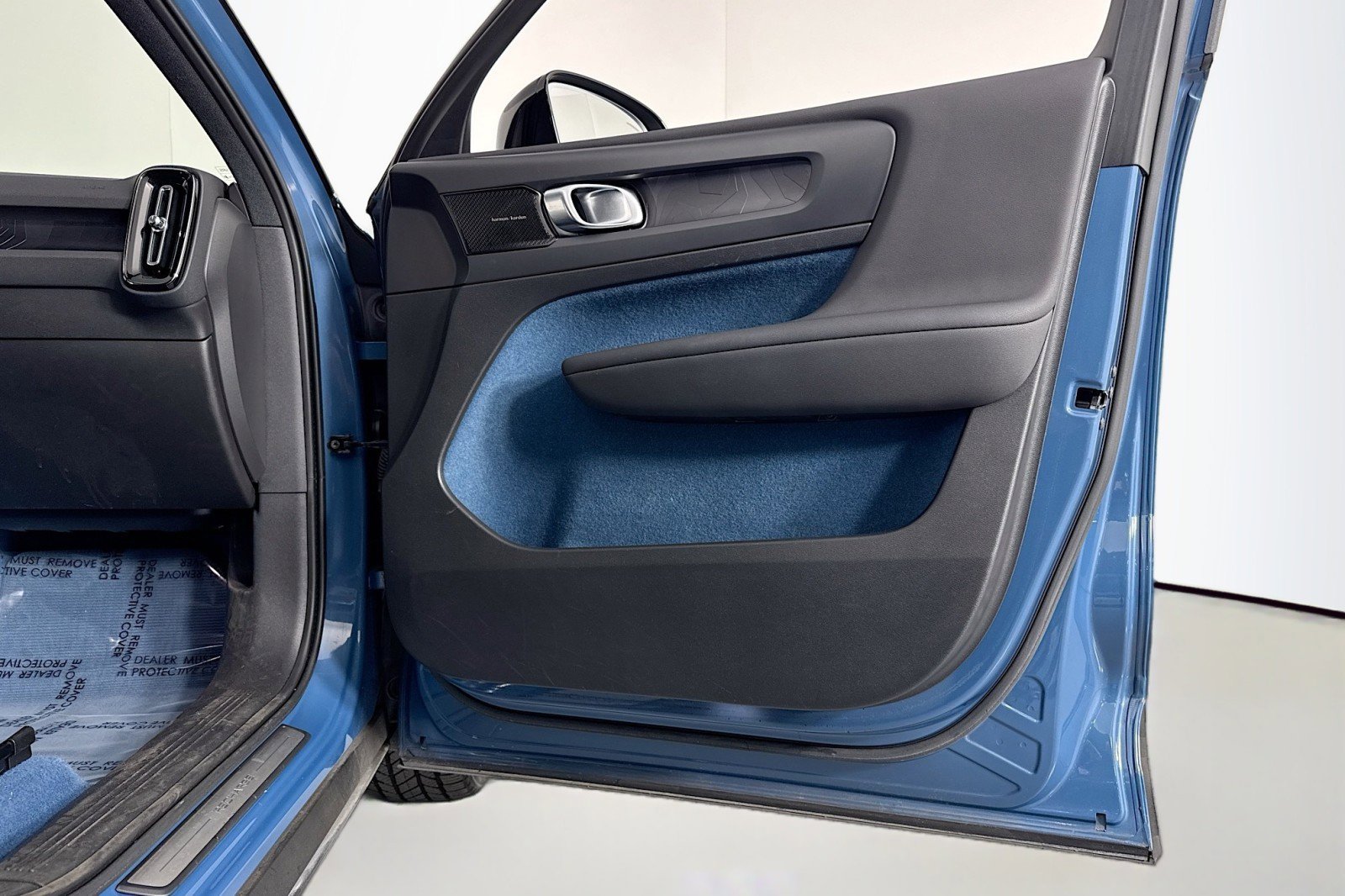 Used 2022 Volvo C40 P8 Recharge Ultimate image 22