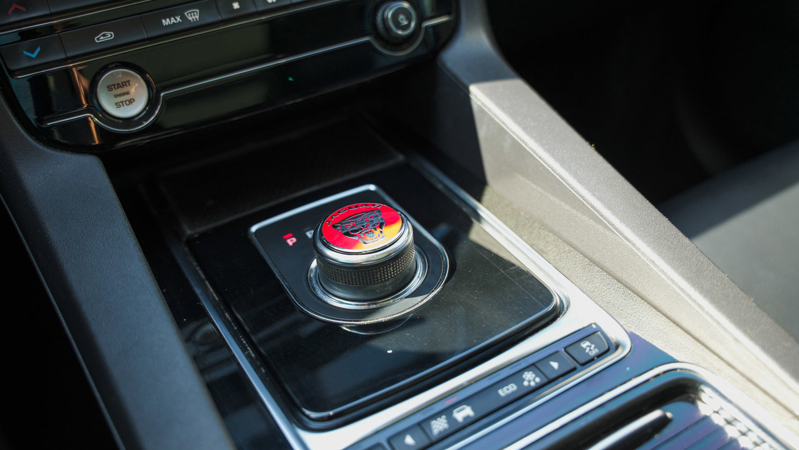 Used 2019 Jaguar F-PACE Premium image 23