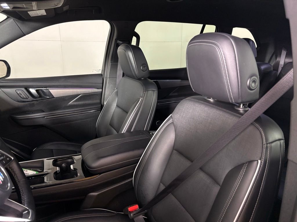 Used 2025 Buick Enclave Preferred FWD image 18