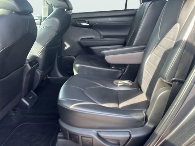 Used 2021 Toyota Highlander XLE AWD/4WD image 16