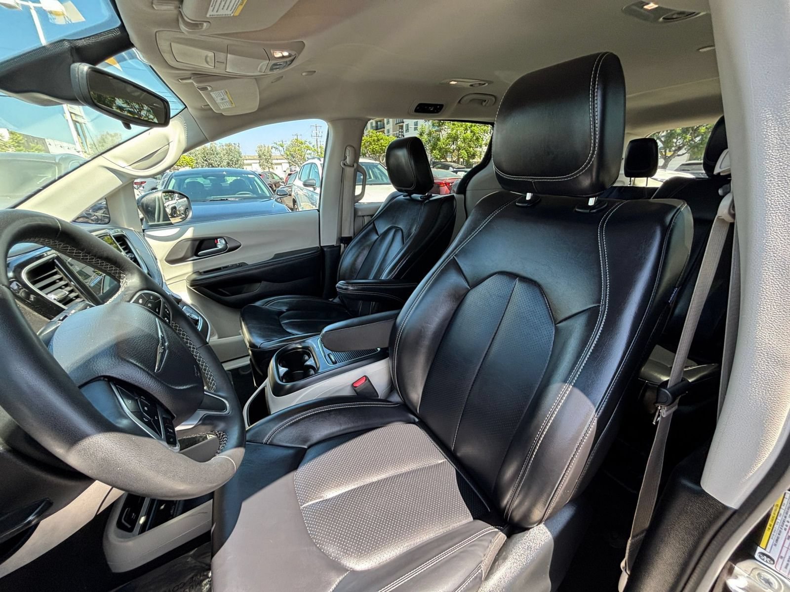 Used 2023 Chrysler Pacifica Touring-L FWD image 28
