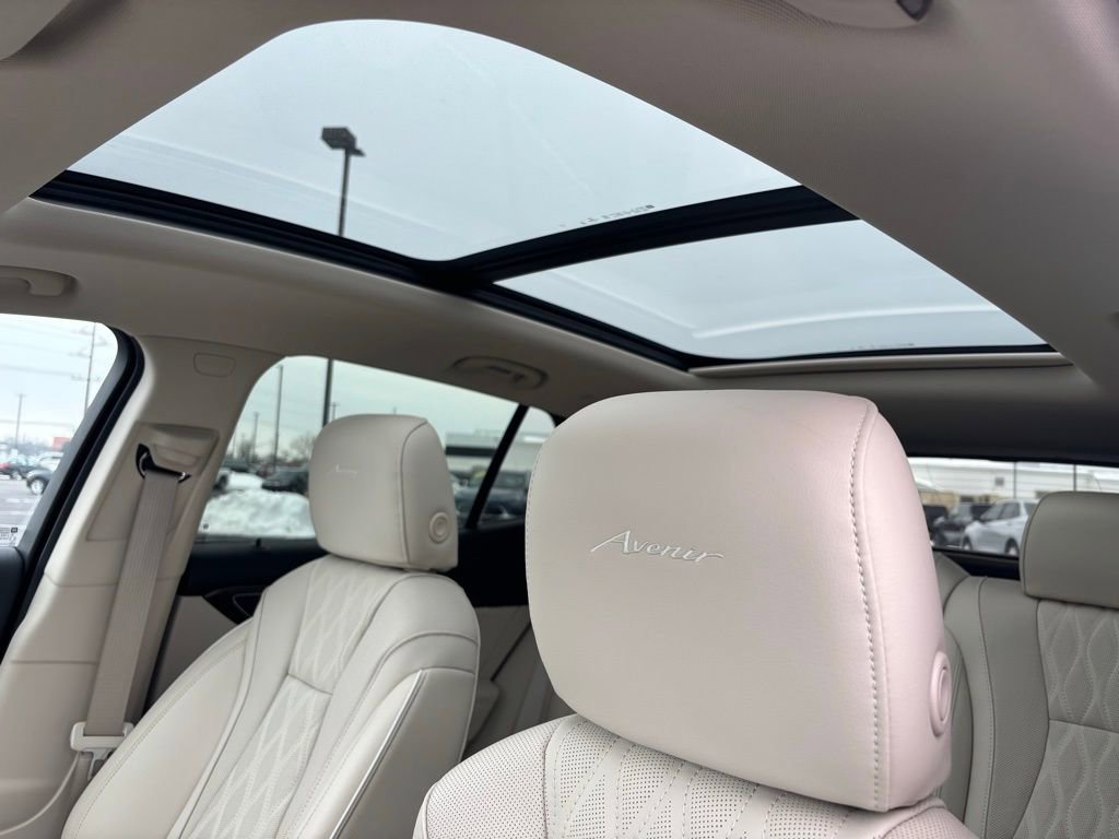 Used 2023 Buick Envision Avenir image 18