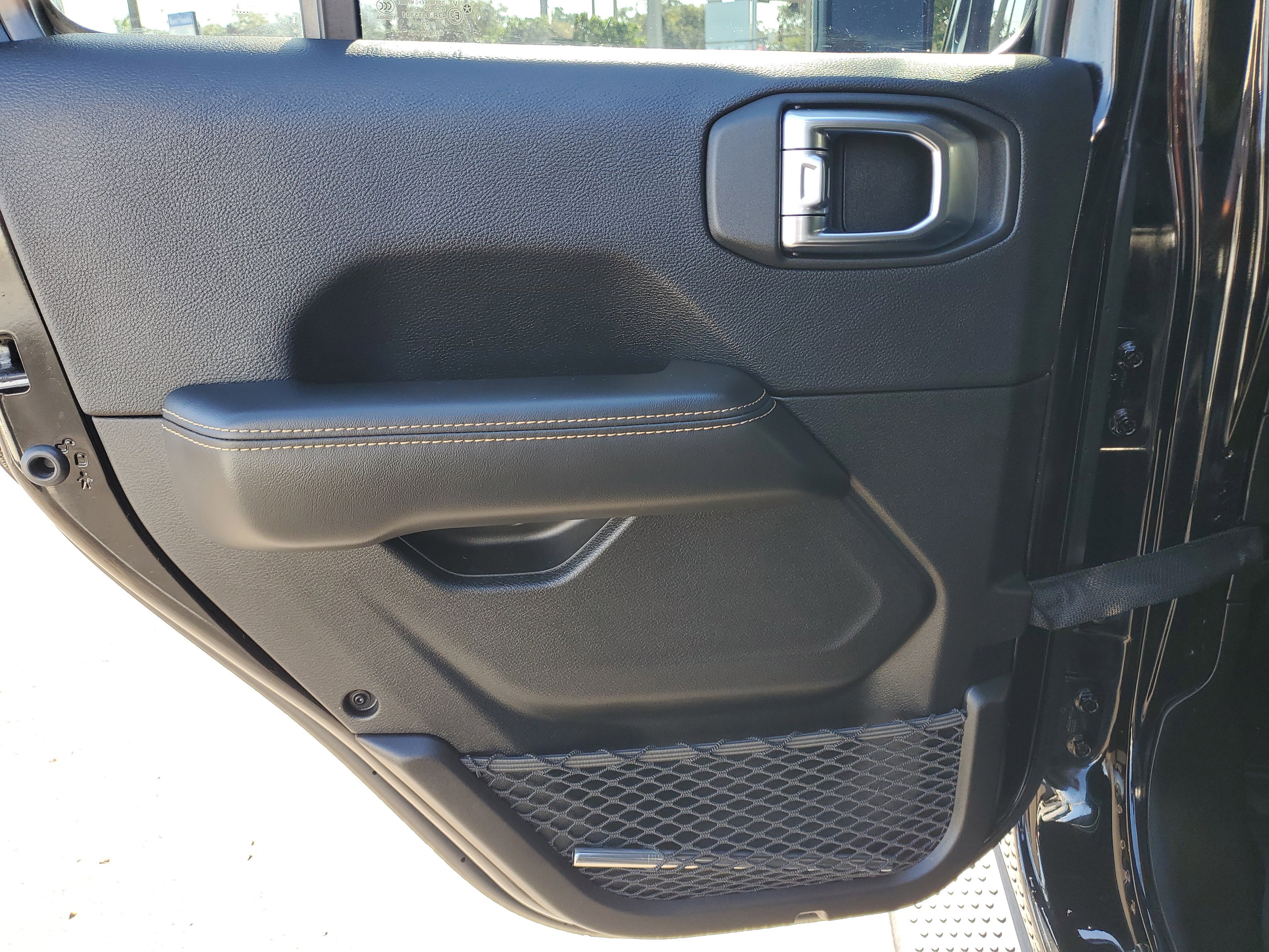 Used 2025 Jeep Wrangler Sahara image 9