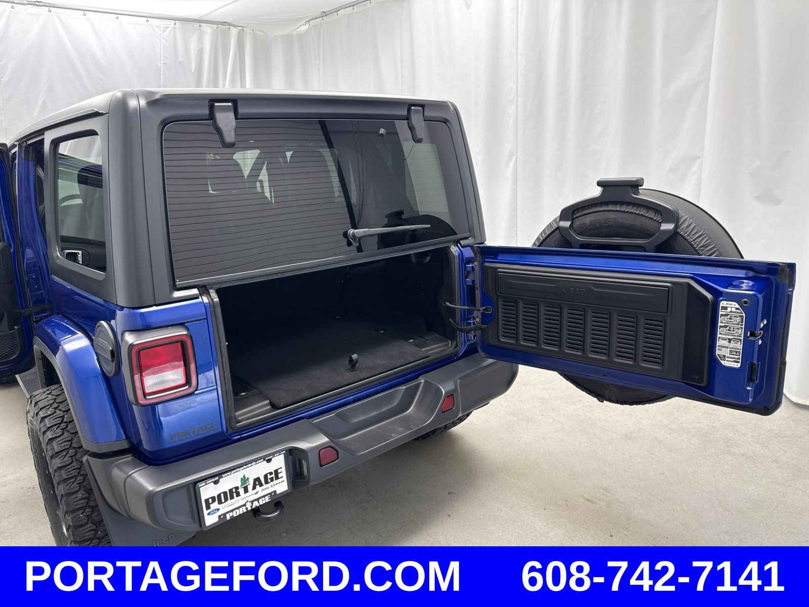 Used 2018 Jeep Wrangler Unlimited Sahara w/ Cold Weather Group AWD/4WD image 41