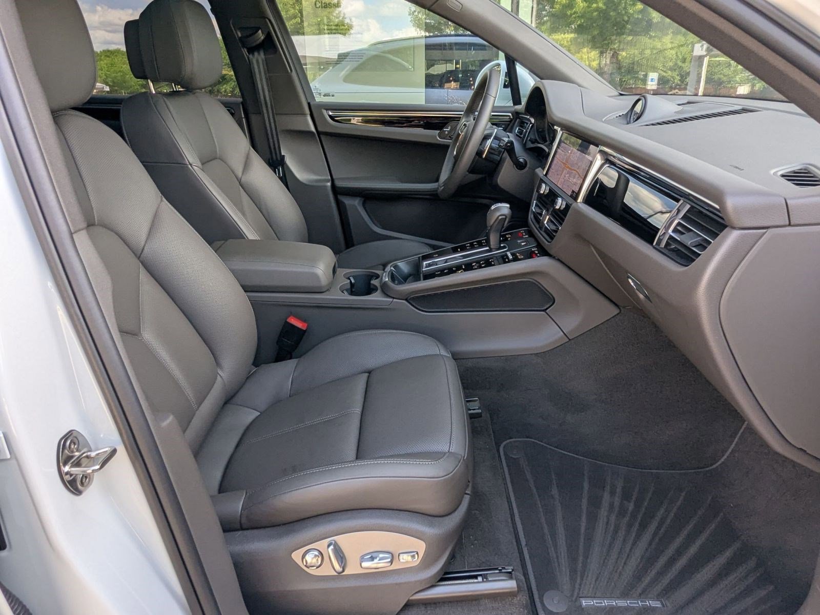 Certified 2026 Porsche Macan AWD/4WD image 24