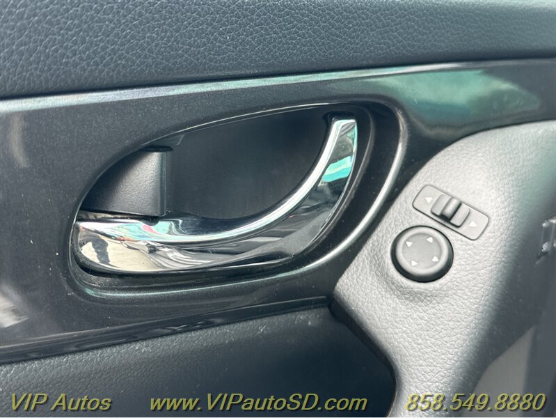 Used 2018 Nissan Rogue SV w/ Premium Package FWD image 33