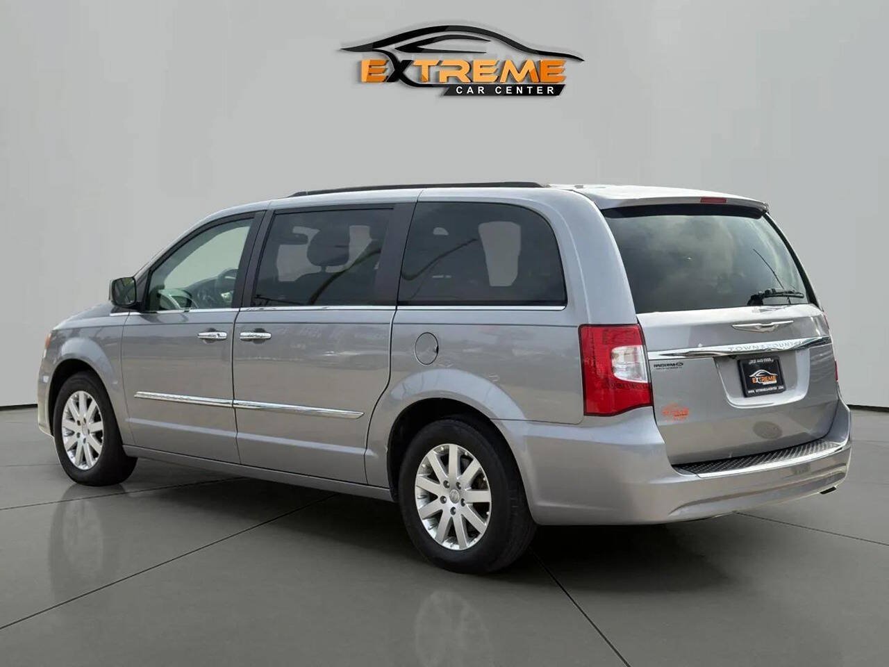 Used 2016 Chrysler Town & Country Touring w/ Driver Convenience Group FWD image 4