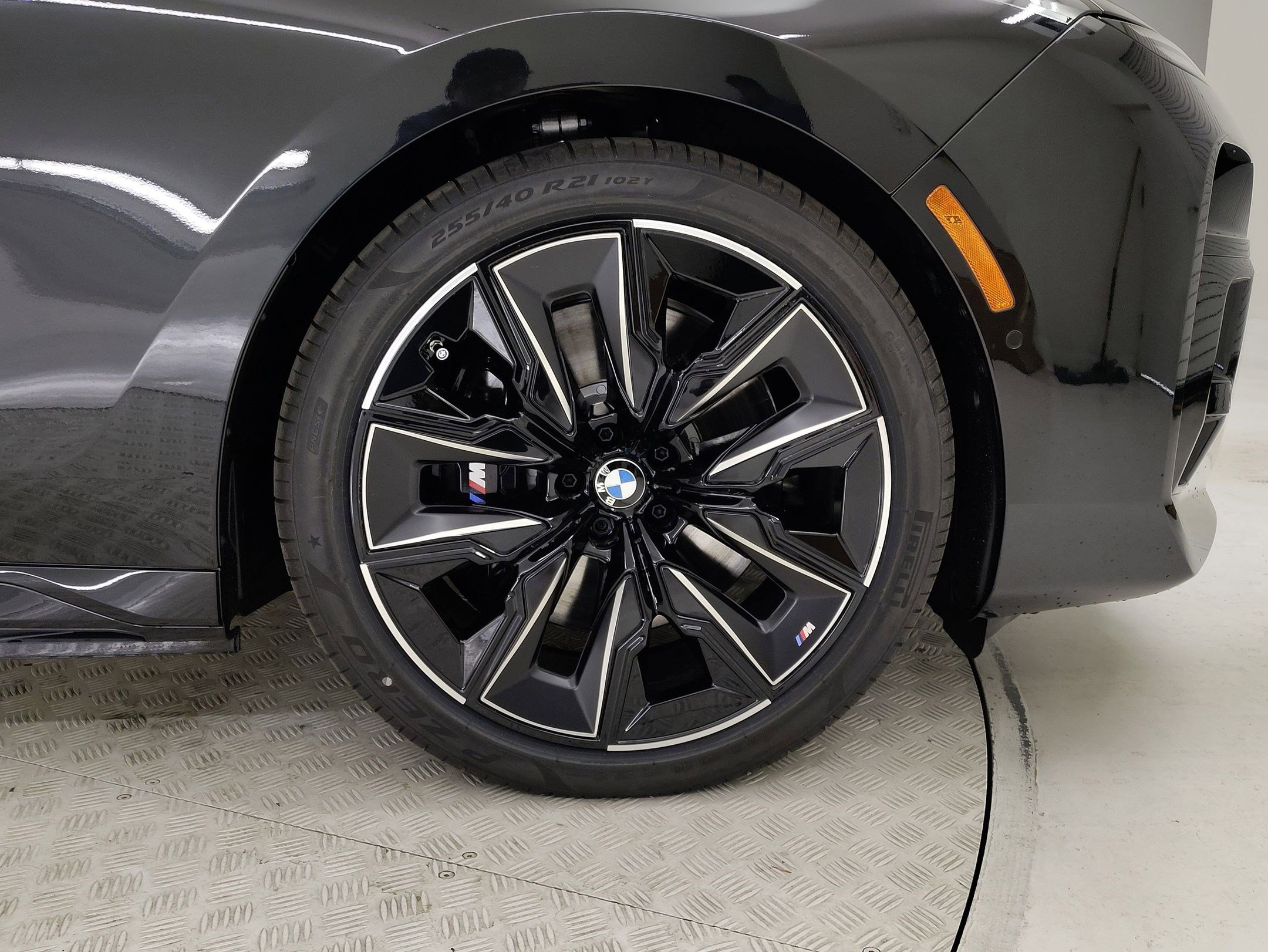 Used 2025 BMW i7 xDrive60 w/ Premium Package image 4