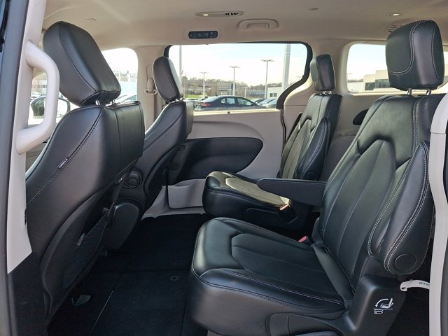 Used 2024 Chrysler Pacifica Touring-L image 10
