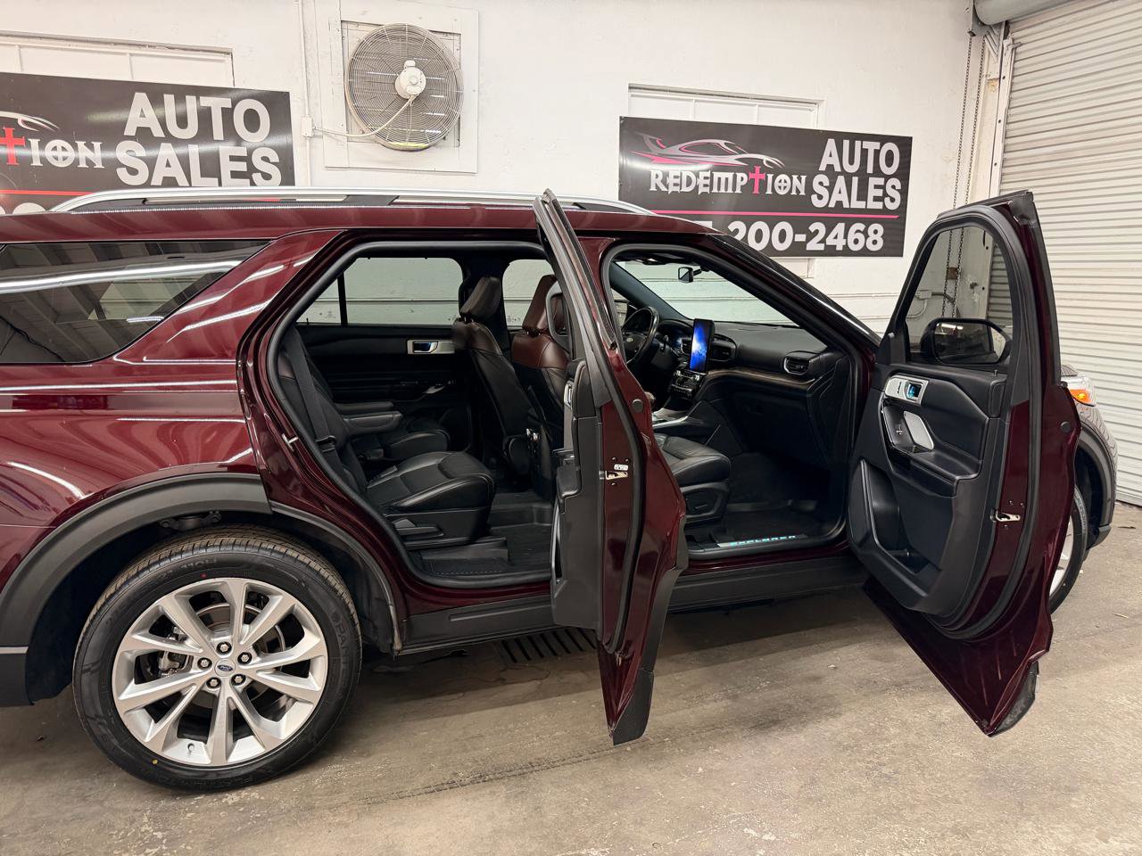 Used 2022 Ford Explorer Platinum w/ Equipment Group 601A AWD/4WD image 34